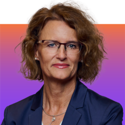 Sabine Sinowetz Geschäftsführerin FNZ CC Sabine Sinowetz auf farbenfrohem Hintergrund