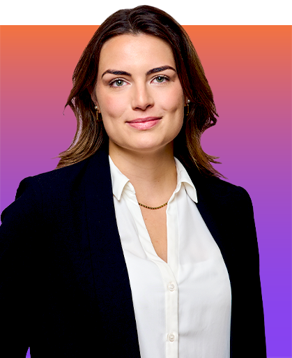 Lara Limberger auf farbenfrohem Hintergrund