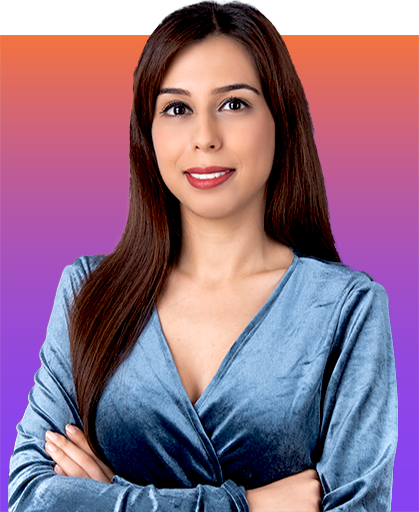 Recruiterin Mora Akhtar auf farbenfrohem Hintergrund