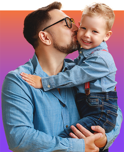 Vater mit jungem Kind auf dem Arm