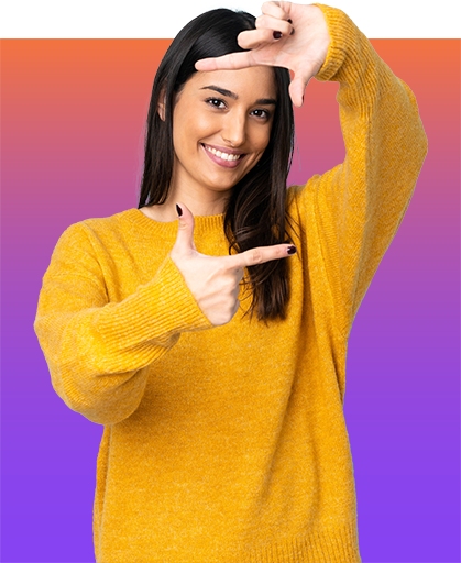 Zinsrechner Lächelnde junge Frau, die mit ihren Händen ein Rechteckt vor ihrem Gesicht formt