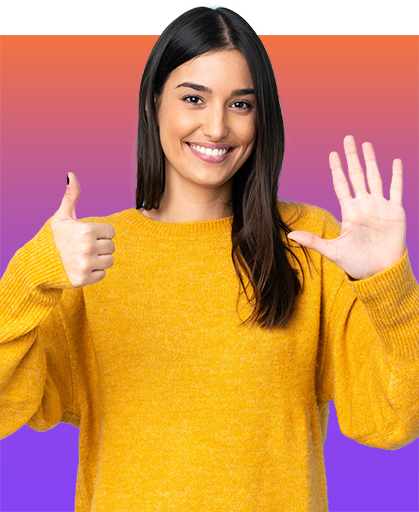 Lächelnde junge Frau hält sechs Finger in die Höhe