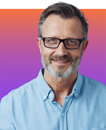 Lächelnder Mann auf farbenfrohem Hintergrund